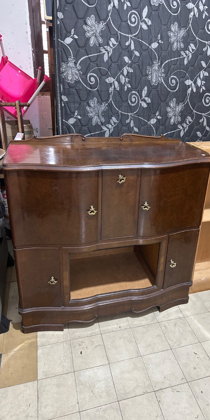 Lote anterior: Mueble de madera con características únicas