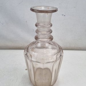 Antiguo Decantador de Vidrio Transparente con Cuello Anillado y Cuerpo Facetado - imagen 2