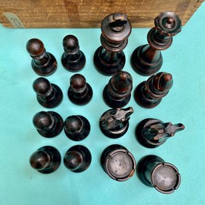 Espectacular juego de ajedrez antiguo con sus piezas realizadas en madera laqueada. Completo con sus 32 piezas. - imagen 6
