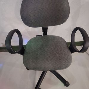 Lote anterior: Silla de Escritorio Gris con Ruedas y Brazos Curvos