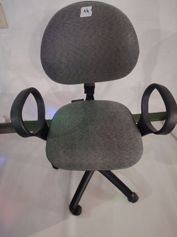 Silla de Escritorio Gris con Ruedas y Brazos Curvos