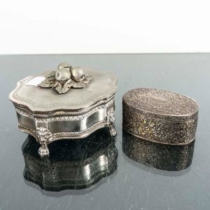 Lote siguiente: Dos Cofres Ovales de Metal Decorados