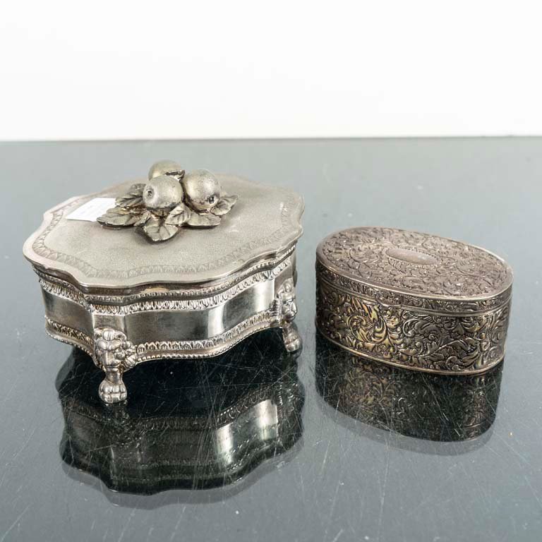 Dos Cofres Ovales de Metal Decorados