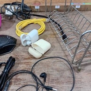 Auriculares Rosados, Smartwatch Blanco, Mouse Gamer, Audífonos Inalámbricos y Soporte Metálico Vintage - imagen 4
