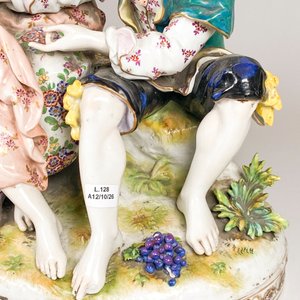 Grupo de Porcelana Alemana: Pareja Sentada con Variada Policromía - imagen 7