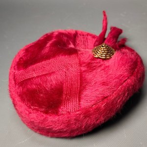 Boina Vintage "Liliana" Roja de Tela Afelpada con Aplique Metálico - imagen 7