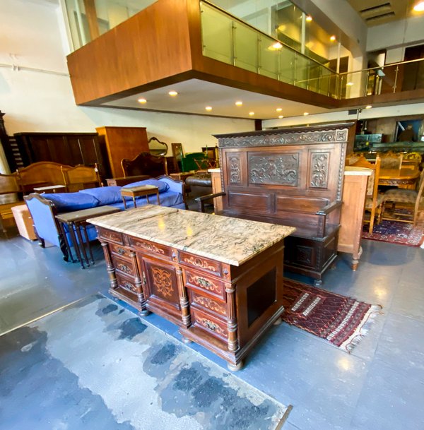 Mueble de madera tallada con tapa de mármol y banco antiguo - imagen 1