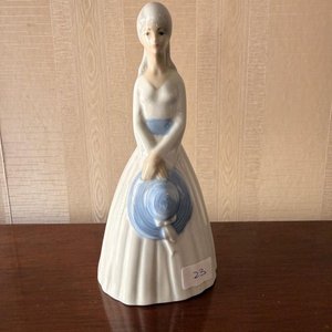 Lote anterior: Figura Femenina Decorativa en Cerámica Esmaltada con Sombrero Azul