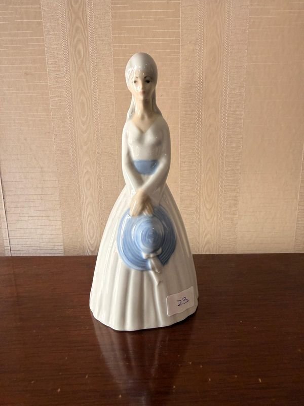 Figura Femenina Decorativa en Cerámica Esmaltada con Sombrero Azul