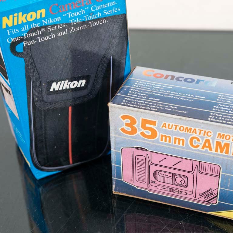 Cámara Nikon 35mm y funda en caja - imagen 2