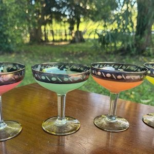 4 copas en cristal de colores con bordes dorados - imagen 1