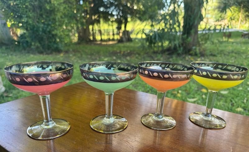 4 copas en cristal de colores con bordes dorados