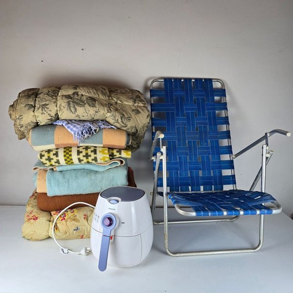 Conjunto de Freidora Philips, Silla de Playa Plegable y Colchas Variadas - imagen 1
