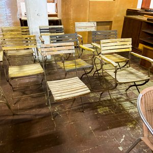Lote siguiente: Conjunto de Sillas y Mesas Plegables de Madera y Metal