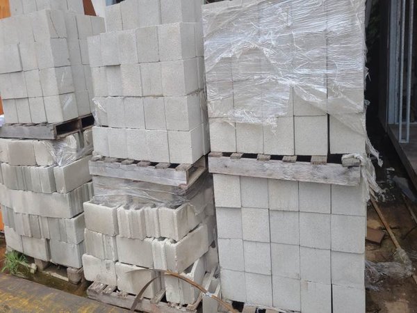 Lote de 10 Pallets con Bloques de Hormigón para Construcción