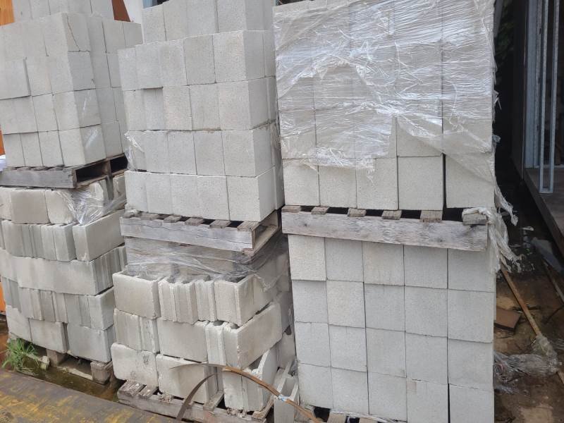 Lote de 10 Pallets con Bloques de Hormigón para Construcción