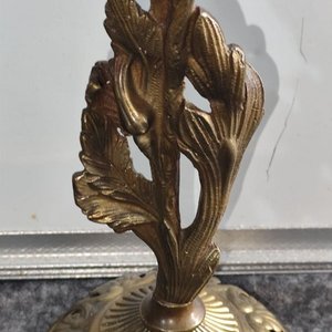 Portavelas de Bronce con Diseño Floral y Base Ornamentada - imagen 2