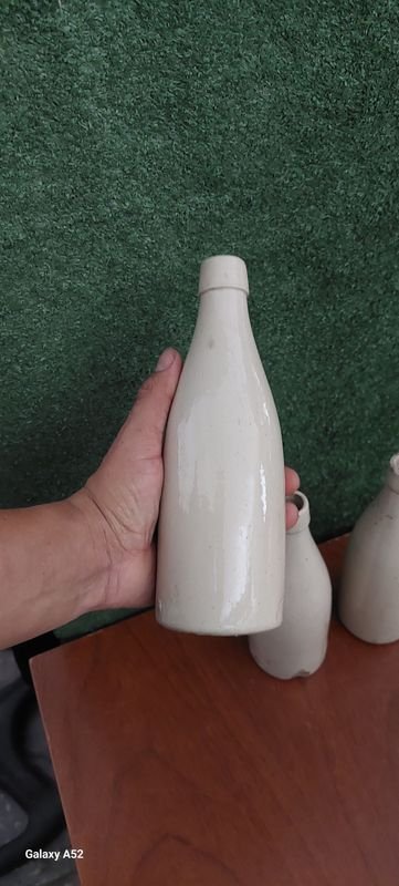 Tres botellas antiguas de cerámica blancas - imagen 7