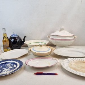 L 068 - 10 Piezas - Importante surtido de piezas de vajilla antigua de diversas firmas europeas, destacando tazas y bandejas de servicio (Con detalles y averias) - imagen 11