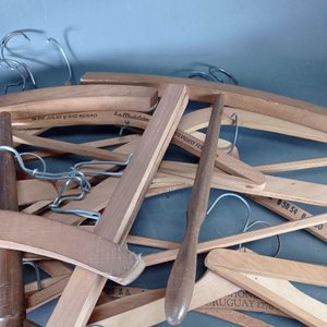 Nueve piezas: Album de FIFA Qatar 2022, éste está incompleto + 6 Perchas de madera para niño + Dos perchas en buen estado. - imagen 9