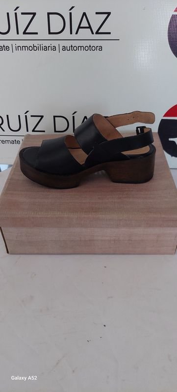 Lote siguiente: Zapatos de tacón alto con cordones