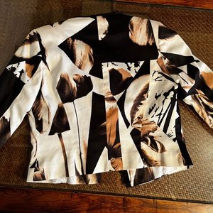 Torera Blanca con Estampado Floral en Negro y Marrón - Talle S - imagen 3