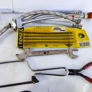 Lote de Herramientas y Accesorios Varios: Inflador, Cintas Métricas, Serruchos, Soplete y Más - imagen 5