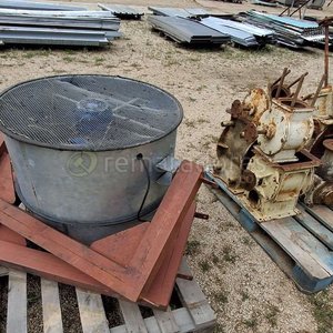 Lote siguiente: Ventilador Industrial Grande con Estructura Metálica y Componentes Mecánicos