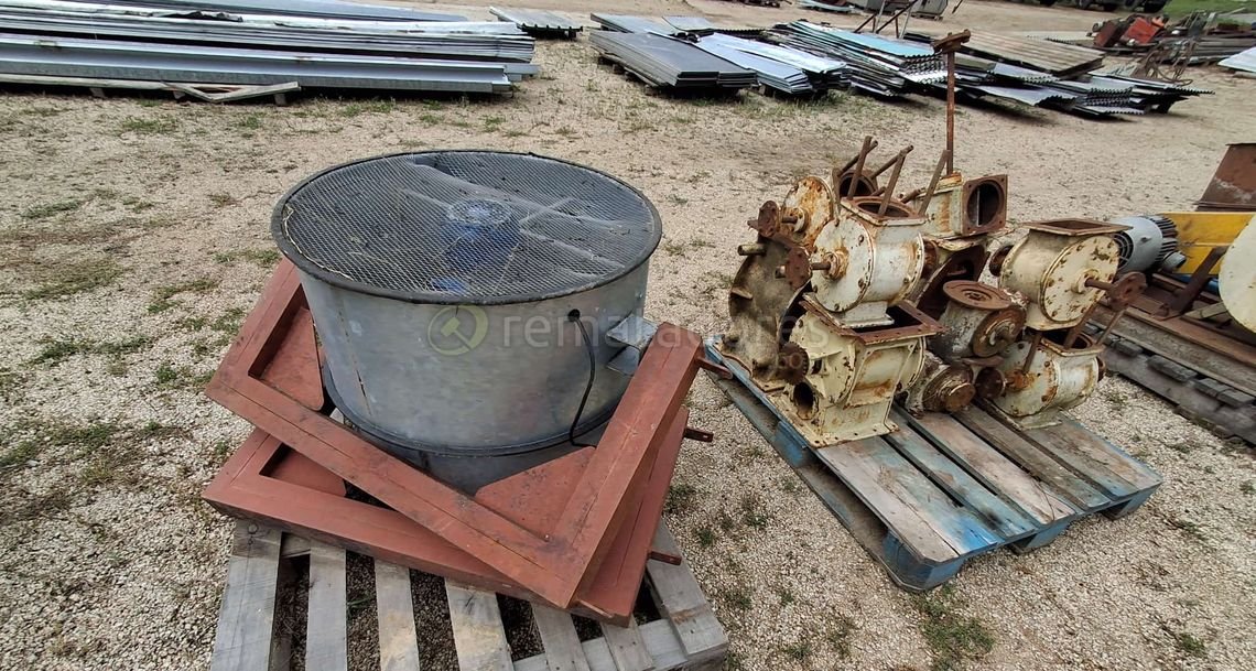 Ventilador Industrial Grande con Estructura Metálica y Componentes Mecánicos