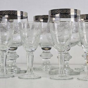 Lote de Copas y Vasos de Cristal Tallado y Dorado - imagen 3