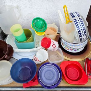 Lote de Vajilla y Utensilios de Cocina de Plástico y Loza - imagen 2