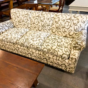 Lote siguiente: Sofá de 3 cuerpos con estampado floral