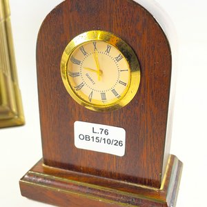 Dos Relojes de Sobremesa: Imitación Madera y Metal con Vidrio - imagen 2