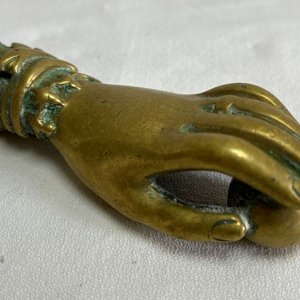 Llamador de Puerta Antiguo en Bronce Macizo con Forma de Mano - imagen 3