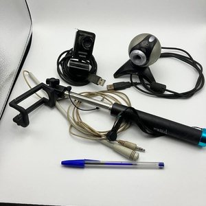 Lote de Webcams, Palo Selfie y Accesorios de Audio Vintage - imagen 2