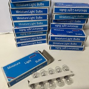 Lote anterior: 170 Bombillas Incandescentes Miniatura Sun East en Caja Original