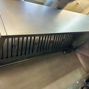 Lote #038 – Campana en Ac/Inox de alto calibre con sistema de extracción y sistema de inyección de aire, tiene filtros, ductos y separación lateral de Ac/Inox - imagen 2
