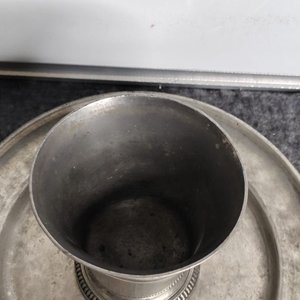 Juego de Plato y Vaso Tipo Copa de Peltre Sellado - imagen 2