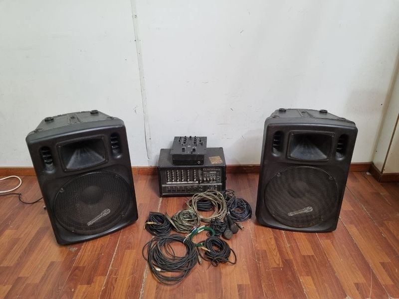 Consola de Sonido Phonic con Parlantes y Micrófonos