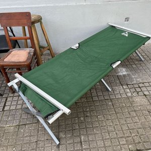 Catre Plegable de Aluminio con 3 Sillas de Hierro y Cuerina, Banqueta y Matera - imagen 2