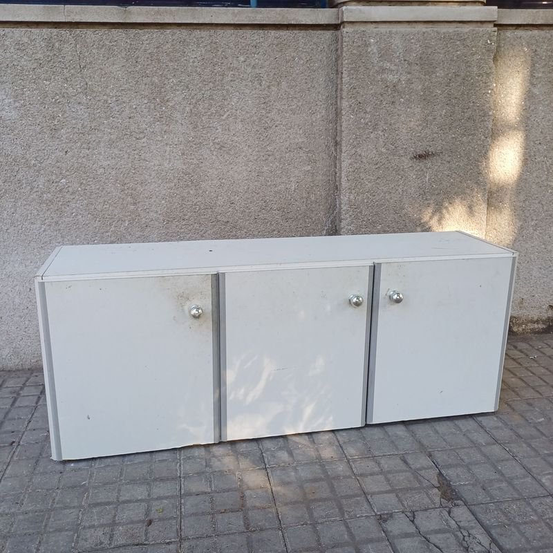 Lote siguiente: Gabinete de cocina en melamina con tres puertas