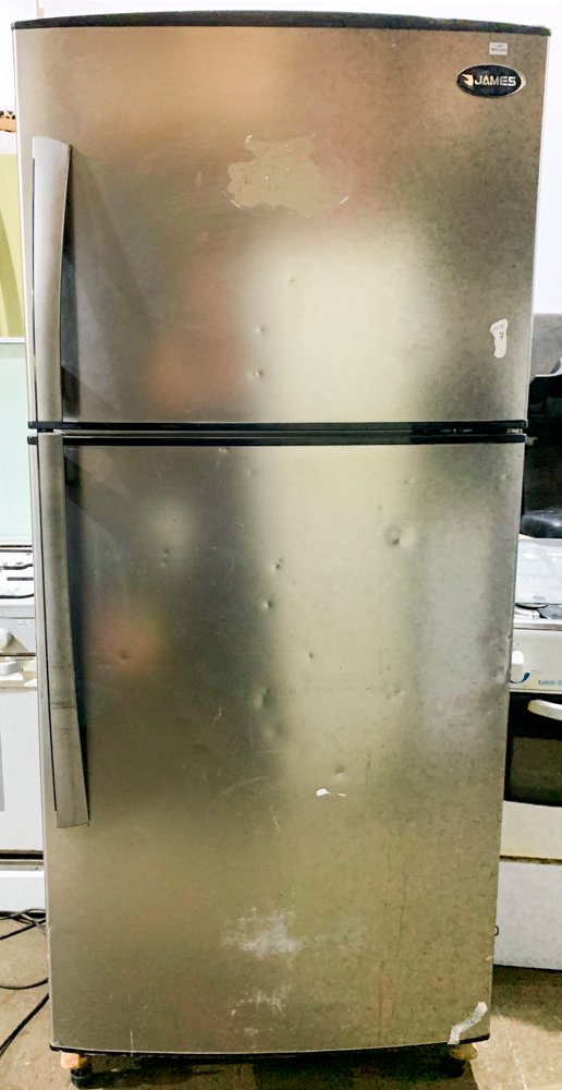 Lote siguiente: Heladera de dos puertas gris en venta