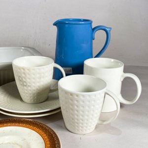Lote de Tazas, Fuentes y Platitos de Porcelana y Cerámica - imagen 4