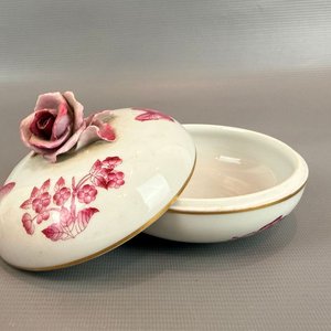 Caja de Porcelana con Tapa Decorada con Flores y Mariposas - imagen 2
