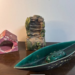 Lote de Adornos Decorativos: Casita, Fuente y Barco - imagen 4