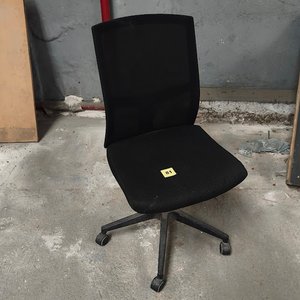 Silla de Oficina Negra con Respaldo Alto y Base Giratoria - imagen 1