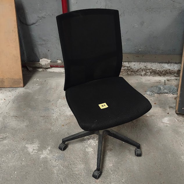Silla de Oficina Negra con Respaldo Alto y Base Giratoria