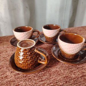 Juego de 4 pocillos de cerámica con relieve y platos - imagen 4