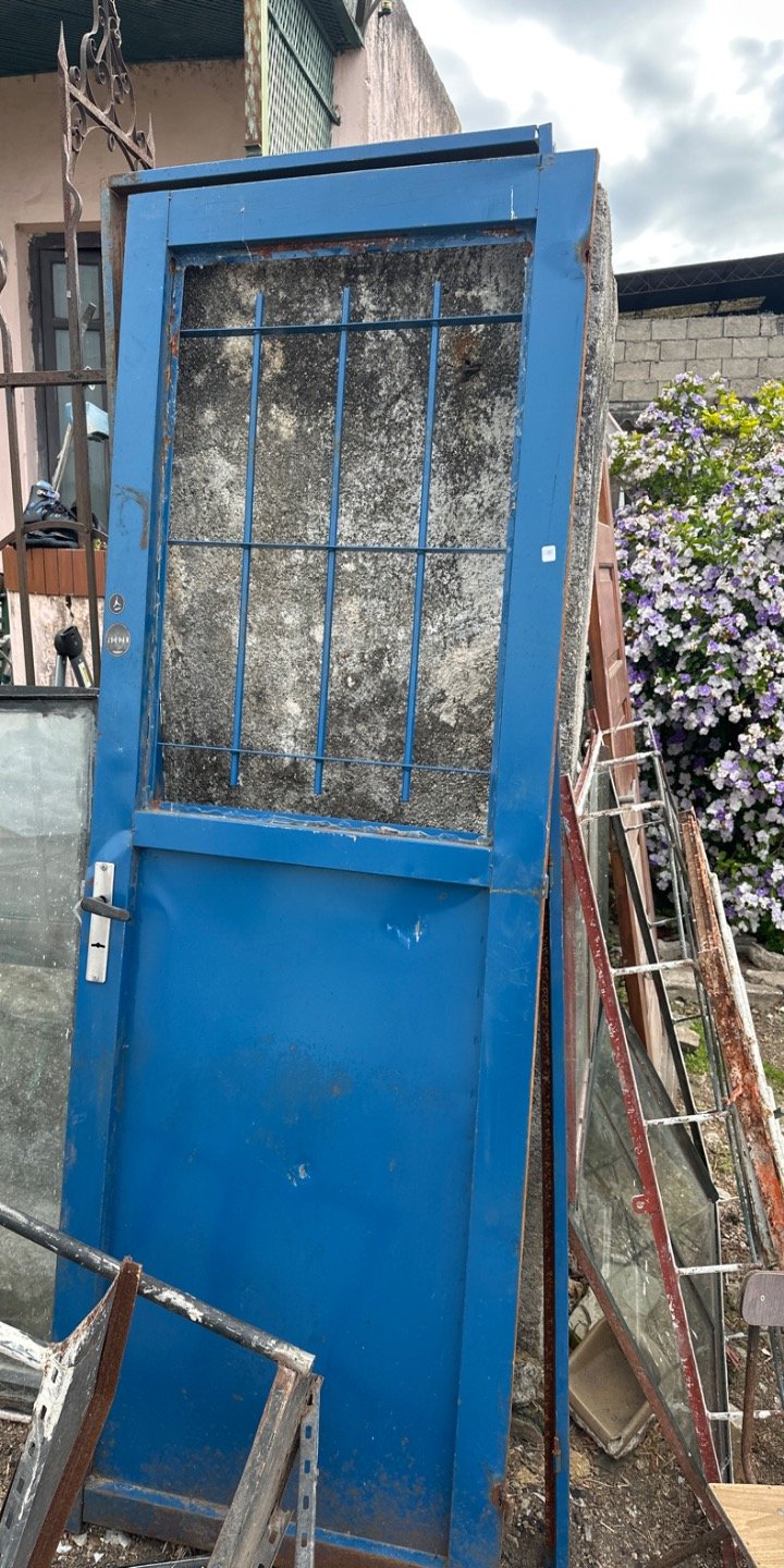Puerta de Chapa Azul con Reja