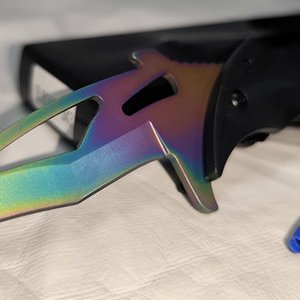 Navaja Karambit Doble Hoja Tornasolada Diseño Murciélago - imagen 4